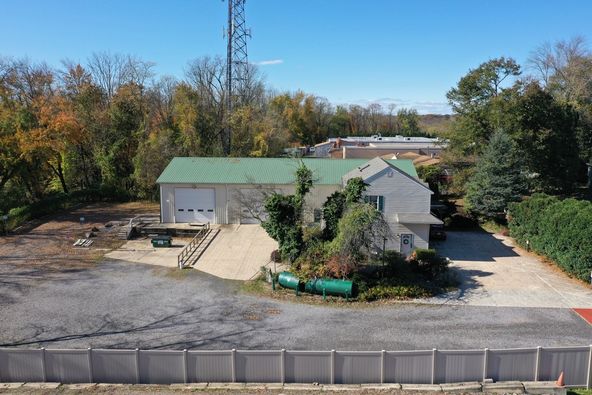 Free Standing Warehouse/Flex Space Opportunity : 139 Zimmerman Ln, Langhorne, PA 19047